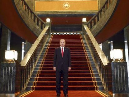 Recep Tayyip Erdogan, presidente turco, posa en su palacio.