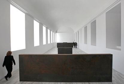 'Equal Parallel / Guernica-Bengasi'/ 'Igual-paralelo: Guernica-Bengasi' (1986), de Richard Serra.
