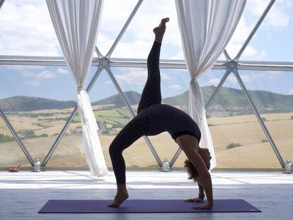 Una mujer practica yoga en Suryalila Yoga Retreat Centre, en Villamartín (Cádiz).