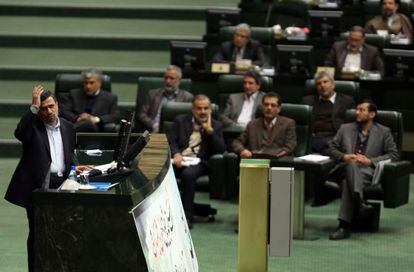 El presidente Mahmud Ahmadineyad da un discurso en el Parlamento iran&iacute; en Teher&aacute;n este domingo.