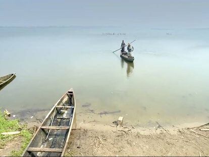 Koffi Olomide se disfraza de pescador en su nuevo vídeo.