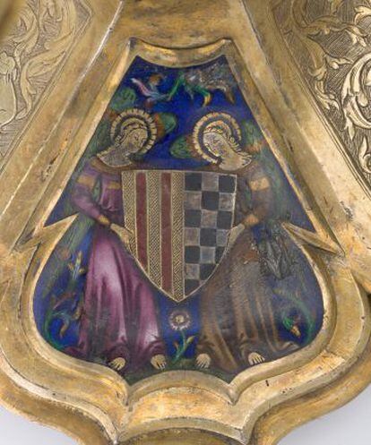 Uno de los escudos de Pere II situado en la base del copón.