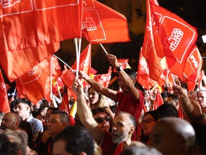 Militantes y simpatizantes socialistas esperaban el domingo las declaraciones del presidente del Gobierno y líder del PSOE, Pedro Sánchez, en la sede de la formación en la calle Ferraz de Madrid.