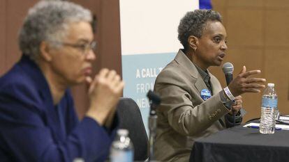 Toni Preckwinkle (izquierda) y Lori Lightfoot.