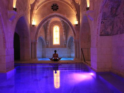 Piscina del circuito de contrastes del balneario Castilla Termal Monasterio de Valbuena, en San Bernardo (Valladolid). 