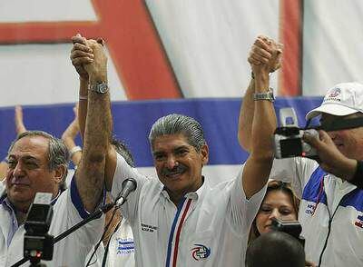 El candidato de Arena a la alcaldía de San Salvador, Norman Quijano, proclama su victoria.