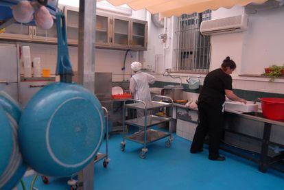 Personal en la Cocina Económica de Ferrol.