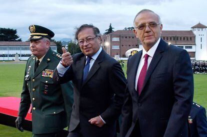 Gustavo Petro llega a la ceremonia en la que Iván Velásquez hizo su reconocimiento de tropas como Ministro de Defensa, en la Escuela Militar de Cadetes José María Córdoba de Bogotá, el 20 de agosto de 2022.