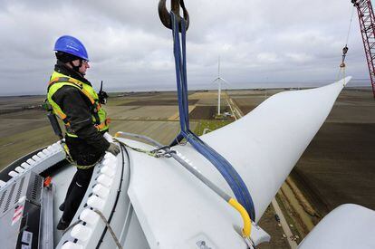 Instalación de una turbina eólica de General Electric en Holanda.