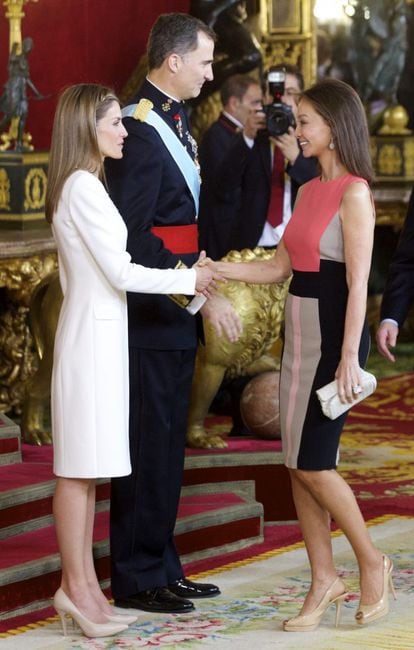 Los Reyes Felipe VI y Letizia saludan a Isabel Preysler.