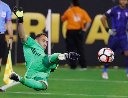 Ospina detiene el penalti a Trabuco.