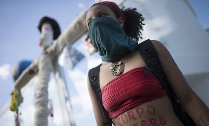 Una manifestante por la libertad sexual, en R&iacute;o de Janeiro durante la visita papal.