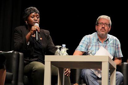 Caddy Adzuba y Chema Caballero durante una charla sobre violencia en RDC en Sant Boi de Llobregat.