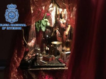 Uno de los productos relacionados con la santería incautados en el piso de Murcia donde se retenían a los jóvenes transexuales.