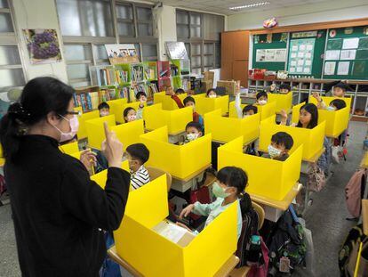 Una profesora imparte clase en un aula preparada para evitar el contagio del coronavirus en Taipei (Taiwán), el 3 de marzo.