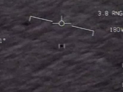 Captura de uno de los vídeos hechos públicos por el Pentágono el 27 de abril de 2020, en el que se pueden ver “fenómenos aéreos no identificados”. / MARINA DE EE UU