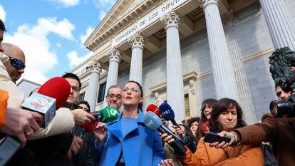 La exdiputada de Vox Macarena Olona el viernes 20 de enero ante el Palacio de Las Cortes tras registrar su Iniciativa Legislativa Popular (ILP).