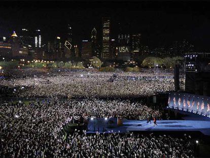 Barack Obama y su familia salen al escenario en el Grant Park, en Chicago, para celebrar la victoria la noche del martes.