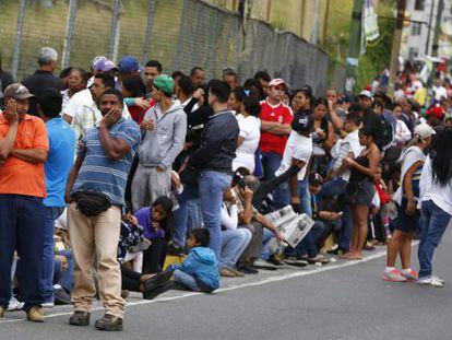 Fila para comprar alimentos en Venezuela.