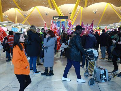 Viajeros y representantes de UGT y CC OO se han mezclado esta mañana, primer día de la huelga del 'handling' de Iberia, en el interior de la Terminal 4 de Madrid-Barajas.