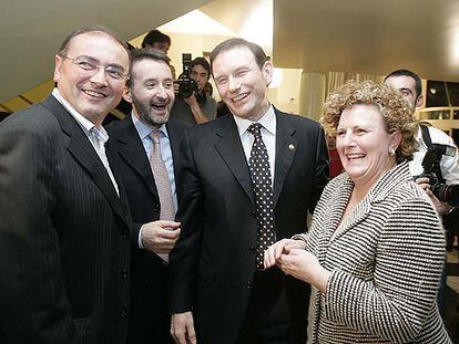 Javier Madrazo (EB), Josu Jon Imaz (PNV), el <i>lehendakari,</i> Juan José Ibarretxe, y Begoña Errazti (EA) celebran la aprobación del plan.