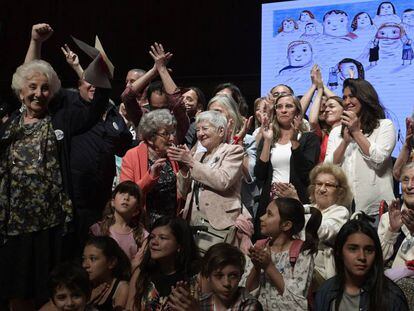 Carlotto, las Abuelas, nietos y bisnietos celebran la restituci&oacute;n de una nueva identidad.