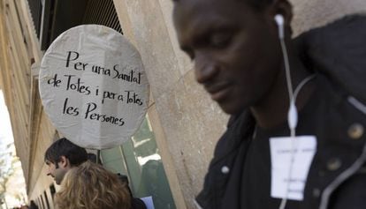 Concentración delante del Hospital Clinic de Barcelona para reivindicar el acceso universal a la sanidad