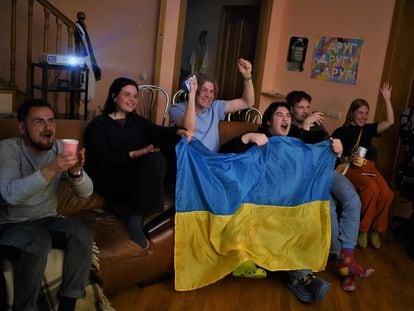 Un grupo de jóvenes celebra en un piso de Kiev la actuación de su país en Eurovisión.