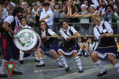 Un grupo de mujeres participa este año en el juego de la 'sokatira' en Basauri.