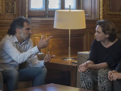 La alcaldesa de Barcelona, Ada Colau, con Jordi Ciixart, el actual presidente de &Ograve;mnium Cultural. 