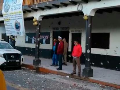 Impactos de bala en la tenencia de Tarecuato, en el municipio de Tangamandapio, Michoacán.