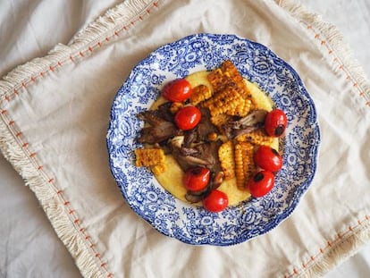 Polenta cremosa con setas, maíz y tomates cherry asados