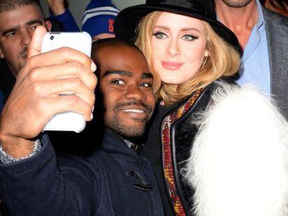 Adele con un fan en Nueva York.