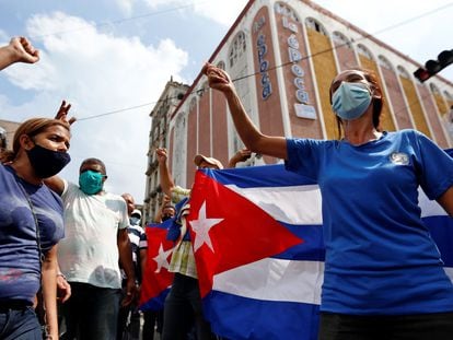 Manifestantes cubanos en La Habana se lanzan contra el Gobierno de Díaz-Canel.