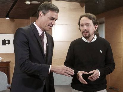 Sánchez e Iglesias, al inicio de la reunión que mantuvieron el 11 de junio en el Congreso.