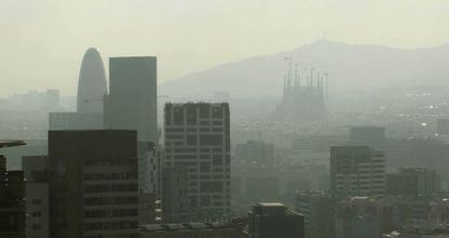 Vista del centro de Barcelona cubierta por una capa de poluci&oacute;n, en agosto de 2011.