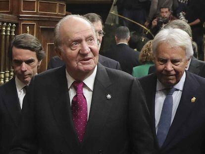 Los Reyes eméritos Juan Carlos y Sofía, junto a los expresidentes del Gobierno José María Aznar y Felipe González en el Congreso de los Diputados en 2018.