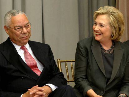 Colin Powell junto a Hillary Clinton, en una imagen de archivo 