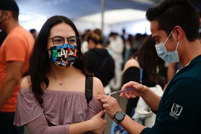 Personal de salud vacuna a jóvenes contra la covid-19 en la Ciudad de México.