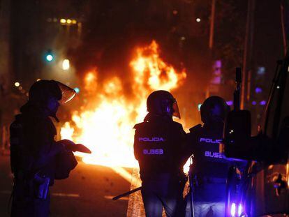 Disturbios en el paseo de Gràcia de Barcelona, en la madrugada del miércoles. En vídeo, la batalla campal entre manifestantes y policías.