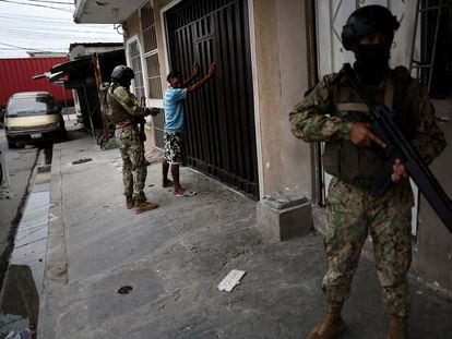 Militares ecuatorianos durante una ronda de vigilancia en Guayaquil, el pasado 15 de enero.