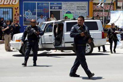 Polic&iacute;as municipales vigilan el sitio del atentado contra Leyzaola.
