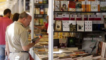 Un lector, en junio pasado, en la Feria del Libro de Madrid.