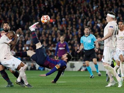 Messi remata de xilena en el duel contra el United al Camp Nou.