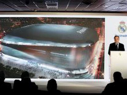 El presidente del Real Madrid Florentino Pérez, pronuncia unas palabras durante la presentación del proyecto elegido para la remodelación del estadio Santiago Bernabéu.