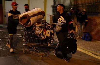 Más de 160 personas han sido desalojadas este martes de la plaza de toros de Melilla donde residían desde hace más de un año.