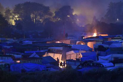 Imagen nocturna del campamento de Calais.