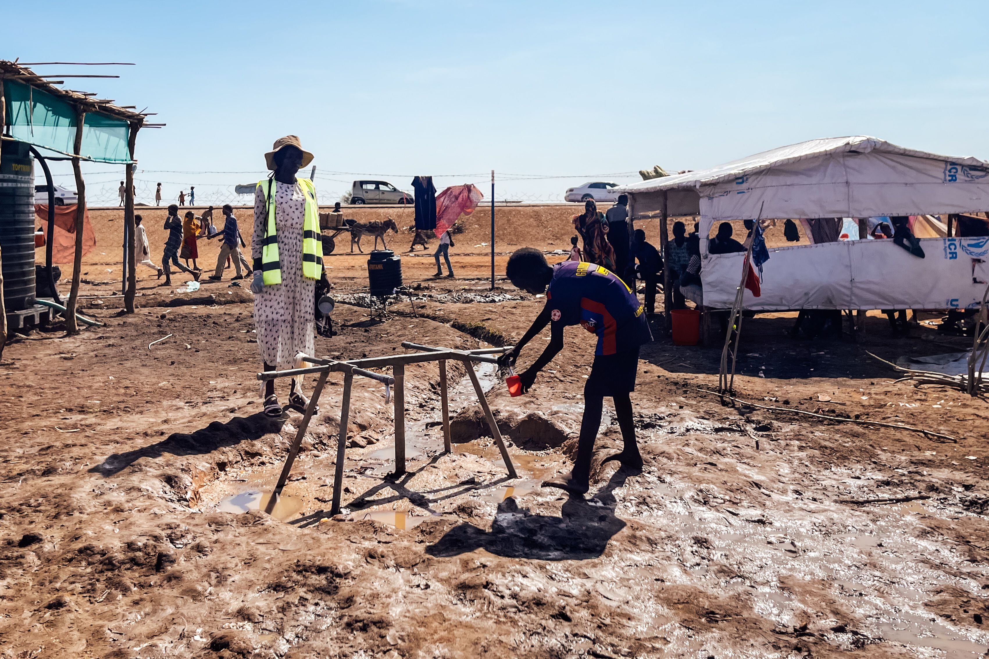 Punto de agua potable en el descampado de Joda donde miles de personas aguardan semanas para ser trasladas hasta el centro de tránsito de Renk, en Sudán del Sur.