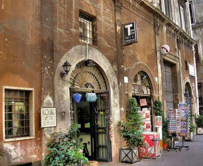 Tienda de recuerdos en la Via dei Coronari de Roma.