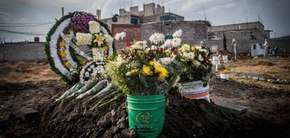 Tumba de una víctima de feminicidio en el Estado de México